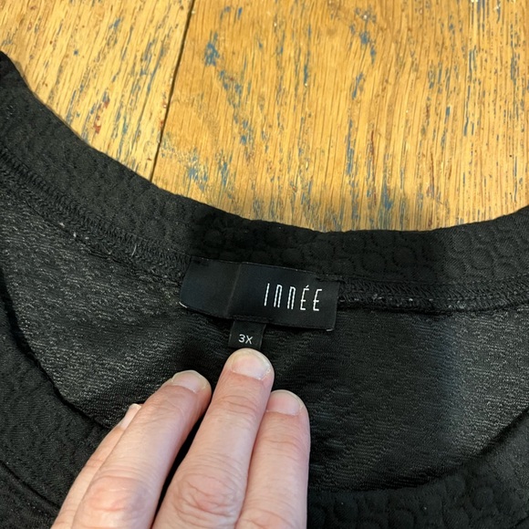 INNÉE 3x Black sleeveless top with a subtle honeycomb - Picture 2 of 7